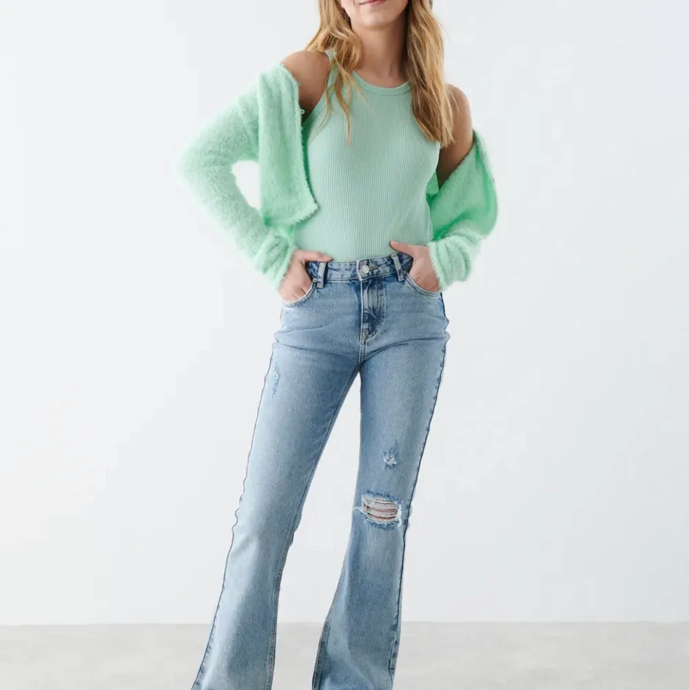 Säljer mina snygga jeans från Iza and Elle kollektion av Gina tricot! Säljer bara pågrund av att de va för små. Lappen sitter kvar! Skriv för frågor eller mer bilder.. Jeans & Byxor.