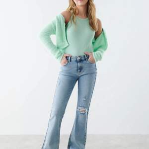 Säljer mina snygga jeans från Iza and Elle kollektion av Gina tricot! Säljer bara pågrund av att de va för små. Lappen sitter kvar! Skriv för frågor eller mer bilder.
