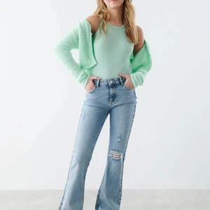 Gina tricot jeans - Säljer mina snygga jeans från Iza and Elle kollektion av Gina tricot! Säljer bara pågrund av att de va för små. Lappen sitter kvar! Skriv för frågor eller mer bilder.