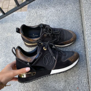 Louis Vuitton Skor  - Louis Vuitton skor i modellen Run Away Trainer. Nypris 11 600 kr. Storlek 38, knappt använda. Allt medföljer i priset, dust bag, låda, kvitto, påse.