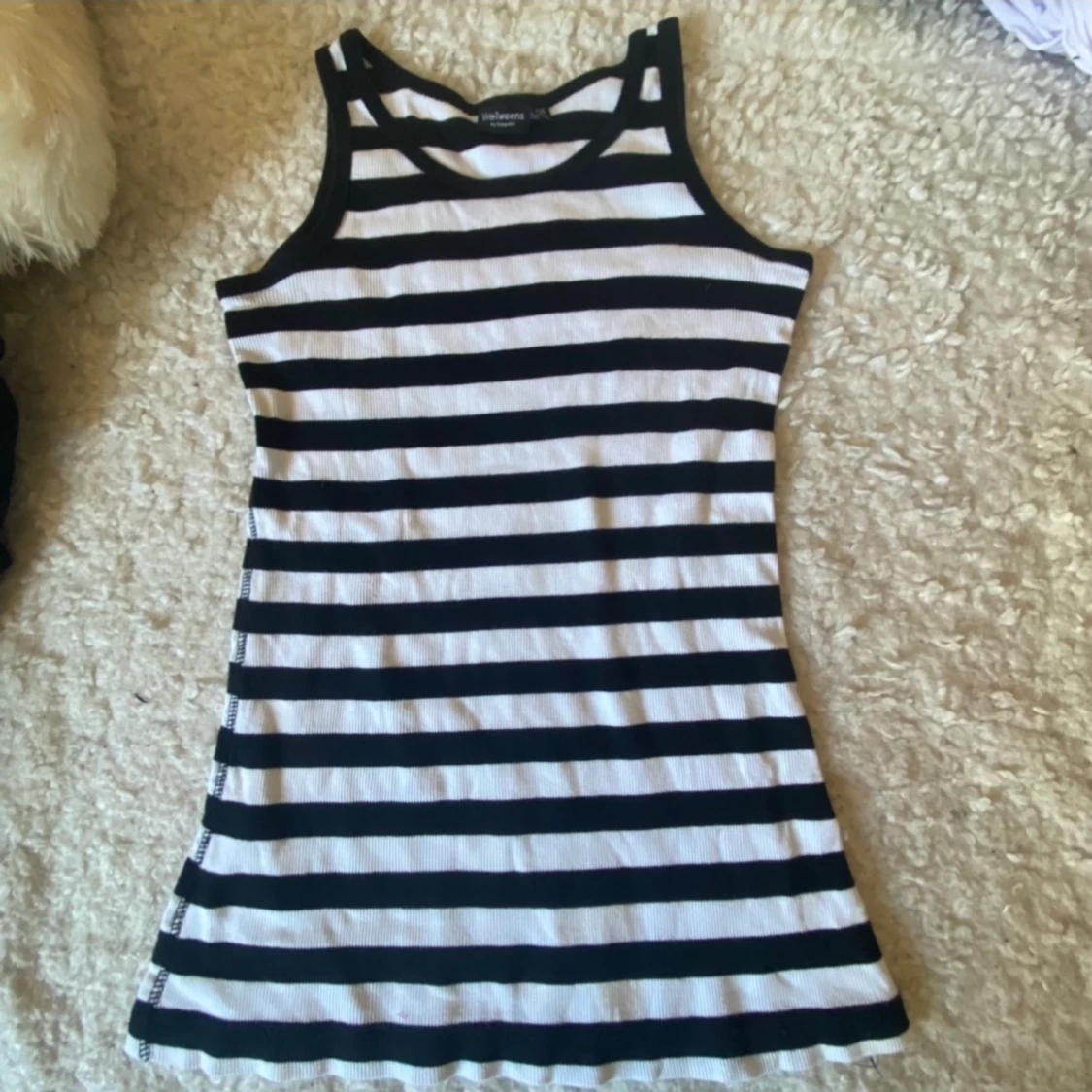 En svartvit randig topp - 90