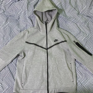 Nike tech - Hej jag säljer min Nike tech som nästan aldrig är använd pga den är för stor