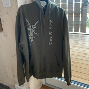 One of one - One of one i mörkgrön passar M/L. Mycket bra skick