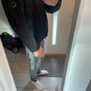 Cp company jacka - Go vinterjacka, lite stor i storleken men passar M och L haft den en vinter och är inte så använd. Nypris 3999 Pris går att diskutera  Kontakta för fler bilder 