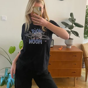 T-shirt  - Cool T-shirt med tryck 🖤✌🏼 jätteskönt material 