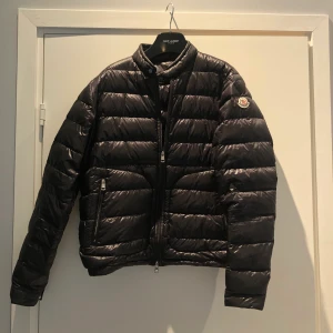 Moncler Acorus - Nypris 8499kr Storlek 3, motsvarar M Kvitto och tags finns