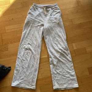 Gråa mjukis byxor från H&M i storlek 152 - Gråa mjukisbyxor i storlek 152, andvända några gånger men är ändå i bra skick!☺️ Dem är från H&M!🫶🏼❤️