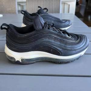 Nike air max 97 skor, fint skick. Använda ett fåtal gånger. Säljer pga ingen användning av dom. FRAKT 49kr