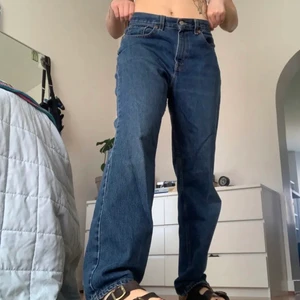 Levis jeans - ❗️ LÅNAD BILD ❗️Säljer ett par jätte snygga Levis jeans pga att dom är för små 🫶🏼 Köpta här på Plick, Säljer för 180kr+frakt❣️ Jag är 165 och byxorna passar mig på längden ☺️ Vid frågor eller önskemål om fler bilder är det bara att höra av sig!