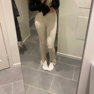 Thights - Kostym thights ish med slits🤍