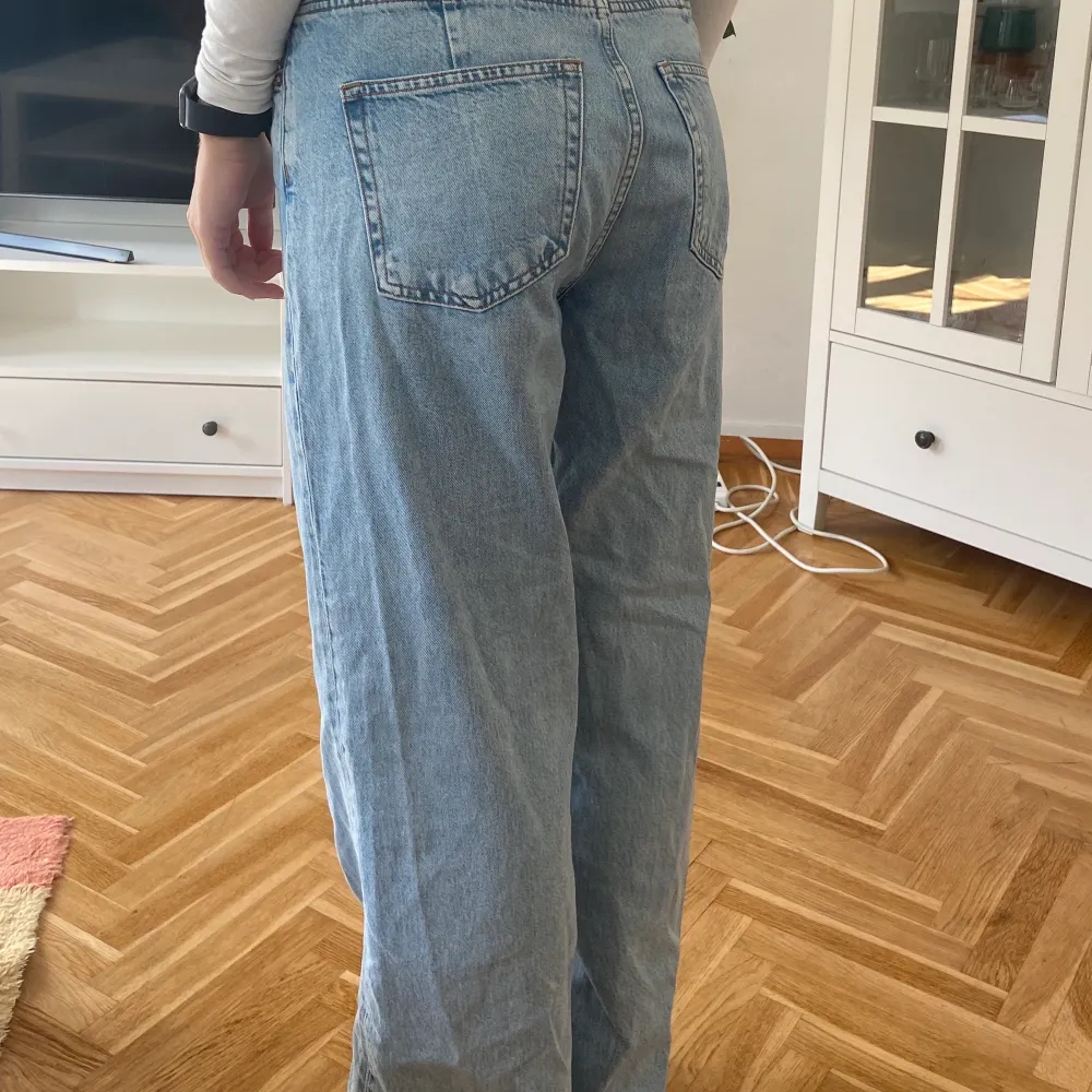 Skit snygga weekday jeans som är för små för mig, på bilden är de min kompis som har dom på sig hon bär vanligtvis storlek 36, jag som bär 40 får på mig men dom sitter tajt vid midjan. Jeans & Byxor.