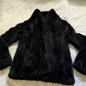 Svart pälsjacka - Jättefin pälsjacka. Väldigt varm så kan användas som snygg vinterjacka. Använd ett fåtal gånger