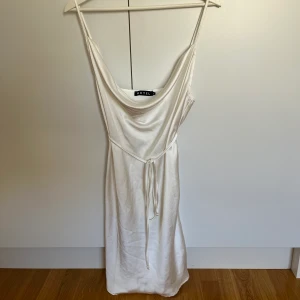 Satin klänning  - Vit satin klänning från motel. Köpt på Nelly för 369kr. Aldrig använd endast testad. Storlek XL  📍Möts upp i Stockholm/Södermalm eller Åkersberga.  💌 Köparen står för frakten - priset varierar    ❌ inga returer