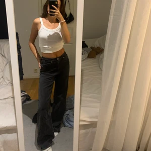 Jeans - Högmidjade grå super fina jeans, använde de mkr innan men ingeting nu, raka och super fina! Skönt material, super fina till hösten