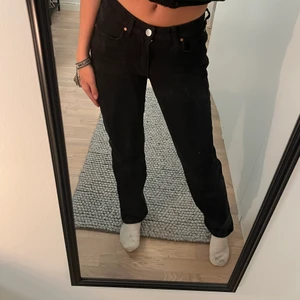 Low waist jeans - Säljer dessa populära low waist straight jeans från bik bok i svart. Använda 1 gång (nyskick) storlek 24 men passar även 25 då de töjer sig. Längd 32