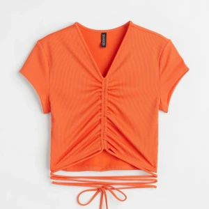 Topp  - Hej säljer den här fina toppen pågrund av att jag inte tycker om denna färgen