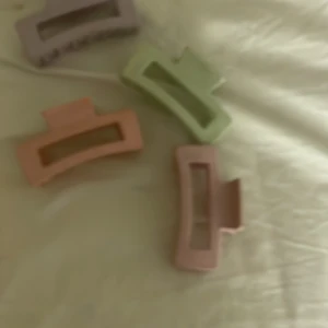 4 pack hår klämmor  - Säljer detta finna pack med hår klämmor 