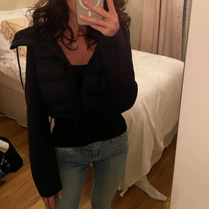 Jacka från Zara - Kort liten jacka från Zara med huva i storlek M, men sitter som en S också! Jackan är nyskick då den endast är använd ett fåtal gånger! 🌸