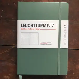 Helt ny och i princip oanvänd Leuchturm 1917 anteckningsbok med prickade blad, endast provat att skriva nåt ord en sida längst bak. Originalpris 229kr på akademibokhandeln.