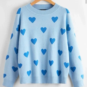 Tröja - Stickad blå tröja med hjärtan i storlek M