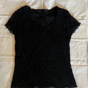 Svart topp - Jättesöt svart topp med mesh. Storlek 38/40  40kr + frakt 