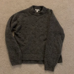 Grå stickad tröja med pärlor på - Grå stickad tröja med pärlor på, superfin! Frakten ingår inte i priset💜💞