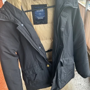 Svea jacka dam - En svart Svea jacka för dam. Storlek M. Jackan är i bra skickt. 