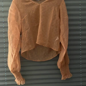 Toppar - Tröja från NAKD i storlek 36, använd 1 gång. 50kr+frakt