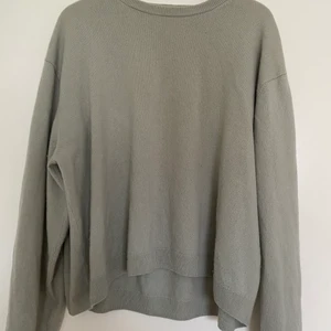 Kashmir tröja ifrån H&M - Säljer denna Kashmir tröja, jätte bra skick och sitter oversized! Nypris: 1000kr