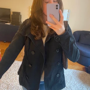 Kort kappa - Säljer denna marinblåa kappa med knappar! Den har ingen storlek men skulle säga att den passar allt från XS-M. Knappt använd 💕💕