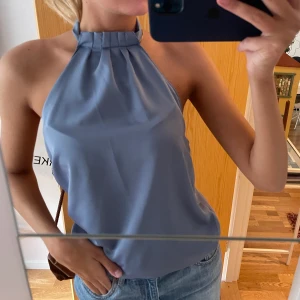 Festtopp - Jättesnygg blå topp som passar xs-s, frakten kostar 49kr extra! Kan även mötas på söder 😁Kom gärna med egna prisförslag! ❤️‍🔥 