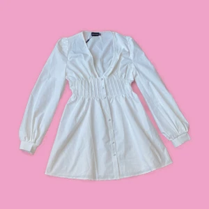 Vit klänning - Oanvänd klänning(dock fått lite slitage i flyttar). Så fina puffärmar och sitter lite som en korsett i midjan!