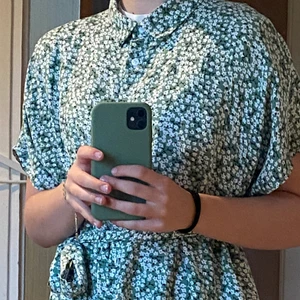 Grönblommig klänning - Säljer den här fina klänningen från Monki. Den säljs då den är lite för stor. Skulle säga att klänningen kan passa storlek S-M