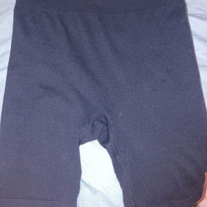 Träningsbyxor  - Säljer dem här fina träningsbyxorna.