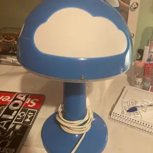 En lampa från ikea som inte längre säljs. Säljer pågrund av: passar inte in i mitt rum längre. Finns en liten söndrig grej på sidan men ger inget besvär.