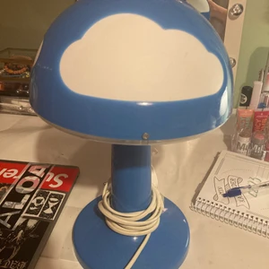 Moln lampa från ikea. - En lampa från ikea som inte längre säljs. Säljer pågrund av: passar inte in i mitt rum längre. Finns en liten söndrig grej på sidan men ger inget besvär.