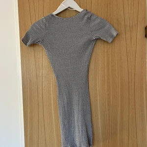 Klänning - Super snygg randig klänning med djup rygg