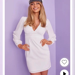 Vit klänning, prislapp kvar - Superfin klänning som tyvärr va för liten för mig som vanligtvis är en 38a! Helt oanvänd med prislapp kvar! 220 kr exlusive frakt!💞
