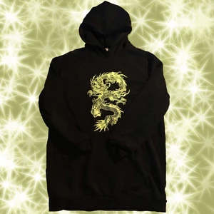 En svart hoodie med tryck - En svart hoodie jag köpte på shein. Skönt material med grönt tryck, frakt ingår i priset 