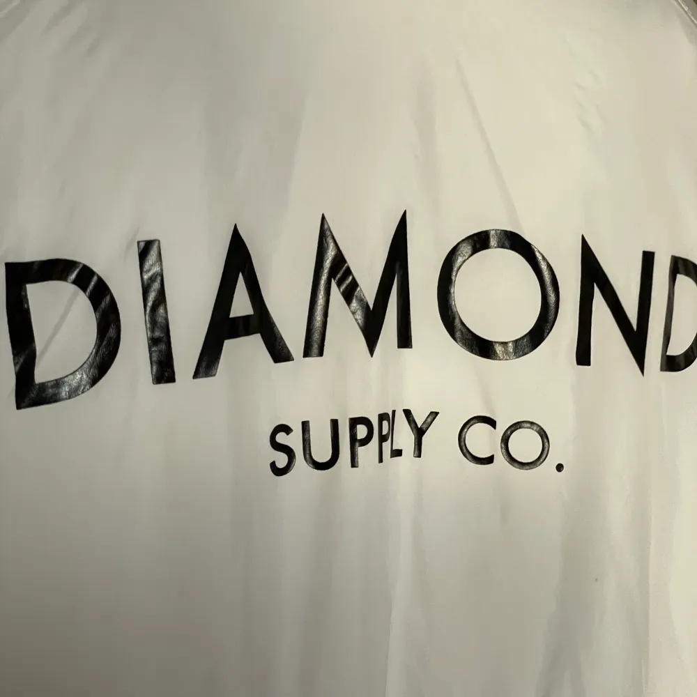 Vindjacka från Diamond supply co. Sparsamt använd. . Jackor.