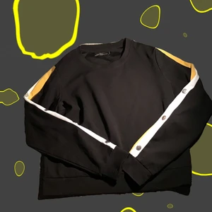 Svart tröja - Svart tröja jag fick på min födelsedag, knappt använd. Frakten ingår i priset 