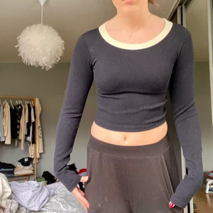 Svart långärmad  - Svart långärmad med vit hals i superskönt material som är tjockt och värmer, från zara