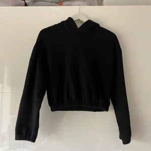 Croppad hoodie från zara - Säljer denna croppade hoodie från zara. Använd ett fåtal gånger. Storlek S ❤️‍🔥