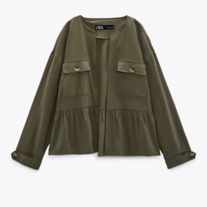 Zara kofta/Jacka - Säljer denna fina koftan/tunna jackan som jag har använt runt 3 gånger. Den ser ut som ny!