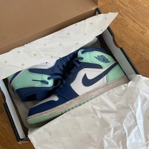 AIR JORDAN 1 MID- Höga sneakers - Jag säljer Jordan 1 Mystic Navy Mint Foam. Jag använder inte skorna för att jag har inget att  matchar med min stil😁 skriv ifall ni har frågor eller ifall du vill köpa skorna 😊