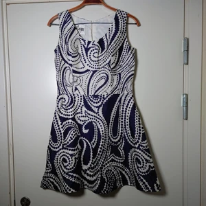 Vintageklänning - Ärmlös vintageklänning, troligtvis 60-tal, i blått och vitt. Tillhörande bälte finns med. Materialet är lite sidenlikt🌿