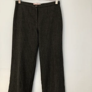 Kostymbyxor  - Ett par randiga kostymbyxor som sitter tajt på mig som är en 34 ish! Dom är lite lite korta på mig som är 165-168 dock!