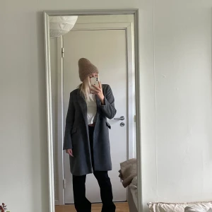 Kappa i ullblandning - Kappa i storlek M (passar S/M) i ullblandning från Mango. Köpt för 1 år sedan för 899 kr. Den är ganska varm så fungerar absolut till vintern men också till hösten💕  Köparen står för frakt