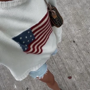 Ralph Lauren Sweater - Säljer grå Polo Ralph Lauren tröja. Tröjan är i barnstorlek L (14-16) vilket passar någon som vanligtvis bär storlek XS. 