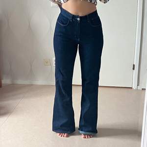 Mörkblå Bootcut jeans i bra skick, användna Max 5 gånger. Dem är väldigt långa i benen, jag är 166 och på bilderna står jag på tå, skulle sitta bra på någon som är 170+ alternativt kan man du upp! Dem är även stora i storleken passar en 30/42